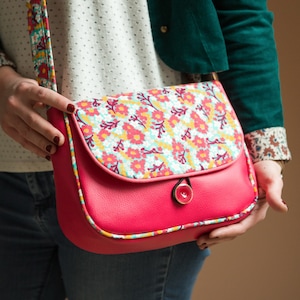 Sac bandoulière femme REVERSIBLE en simili cuir rose et tissu imprimé rose fleurs