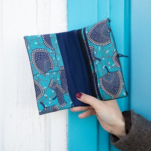 Portefeuille femme compagnon Isa simili cuir bleu marine tissu imprimé wax turquoise feuilles