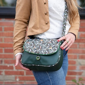 Sac bandoulière femme REVERSIBLE Pioupiou en simili cuir vert foncé et tissu imprimé oiseaux