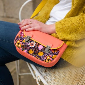 Sac à main bandoulière femme Frida en simili cuir rose corail et tissu imprimé fleurs