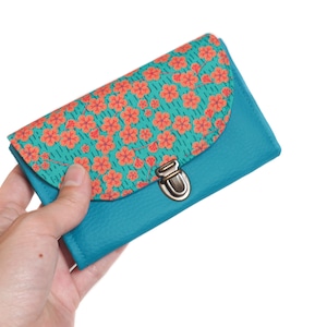 Porte monnaie femme attache cartable Lili simili cuir bleu canard et tissu imprimé turquoise orange fleurs