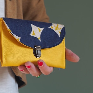 Porte monnaie femme attache cartable simili cuir jaune et tissu japonais lin bleu jaune hirondelle