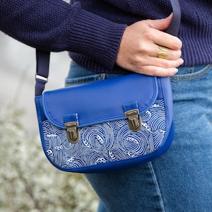 Sac à main bandoulière femme Océan en simili cuir bleu électrique et tissu imprimé vagues