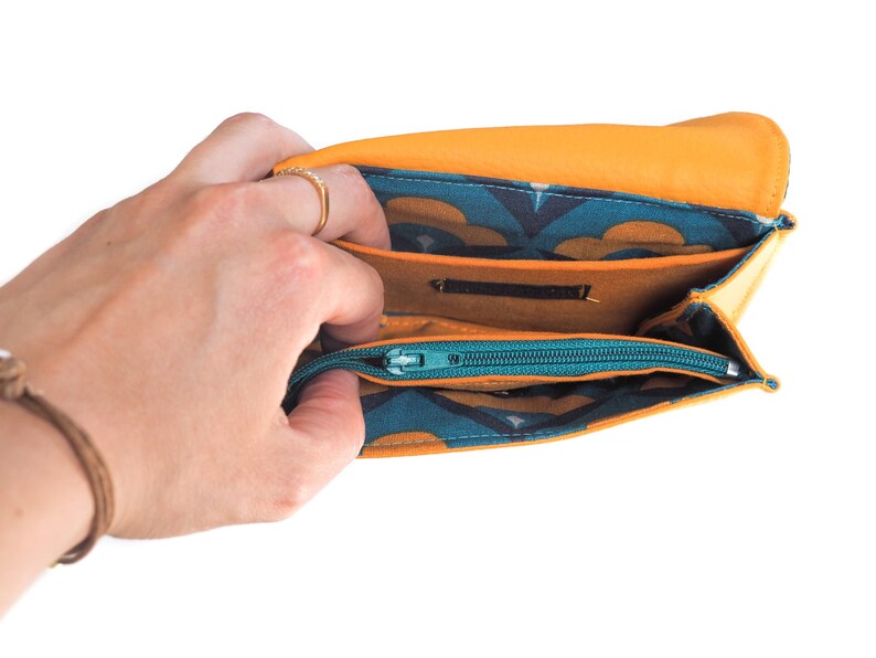 Porte monnaie femme Paola attache cartable simili cuir jaune moutarde et tissu bleu turquoise rétro image 3