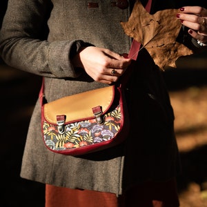 Sac à main bandoulière femme Sophie en simili cuir bordeaux est doré et tissu imprimé feuillage fleurs