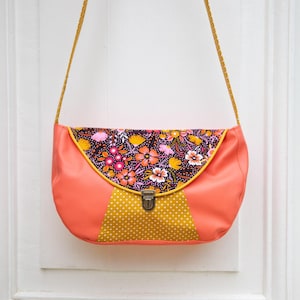 Sac besace femme bandoulière attache cartable Frida simili cuir rose corail et tissu imprimé fleurs