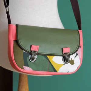 Sac à main bandoulière femme  en simili cuir vert kaki et tissu imprimé rose et kaki