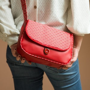 Sac bandoulière femme REVERSIBLE en simili cuir rouge et tissu imprimé rouge géométrique