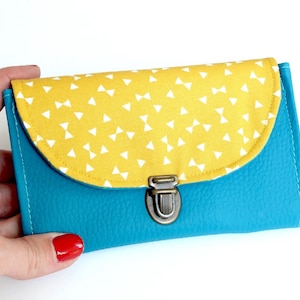 El portamonedas de la mujer adjunta pato azul de piel sintética y triángulos de tela verde amarillo