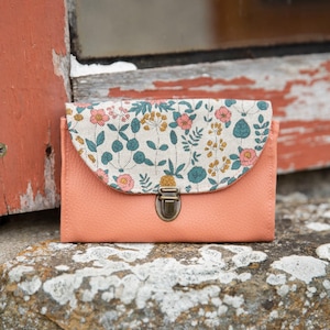 Porte monnaie femme Peach attache cartable simili cuir rose Blush et tissu imprimé lin fleurs