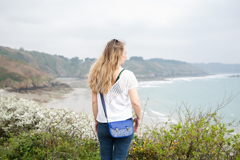 Sac à main bandoulière femme Océan en simili cuir bleu électrique et tissu imprimé vagues image 3