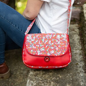 Sac bandoulière femme REVERSIBLE en simili cuir rouge et tissu imprimé rouge cerises
