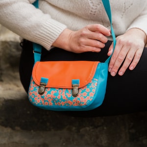 Sac à main bandoulière femme  Lili en simili cuir bleu turquoise canard  et tissu imprimé turquoise fleurs orange