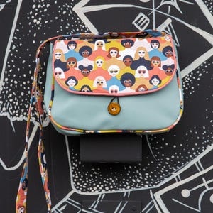 Sac bandoulière femme REVERSIBLE en simili cuir bleu et tissu imprimé les gens multicolore