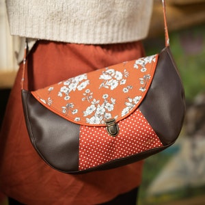 Sac besace femme bandoulière attache cartable simili cuir Juliette marron et tissu imprimé rouille pois et fleurs