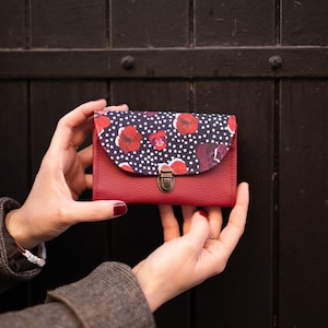 Porte monnaie femme attache cartable simili cuir Poppy rouge bordeaux et tissu imprimé coquelicots et pois