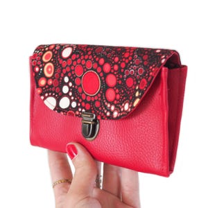 Porte monnaie femme attache cartable rétro simili cuir rouge bordeaux et tissu imprimé noir bulles rouges