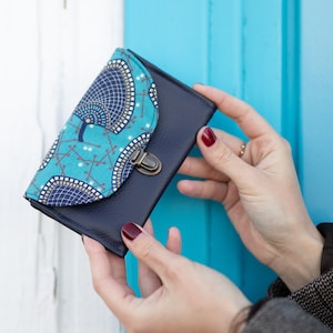 Porte monnaie femme attache cartable Isa simili cuir  bleu marine tissu imprimé wax turquoise feuilles