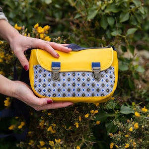 Sac à main bandoulière femme  Sunny en simili cuir jaune et tissu imprimé géométrique bleu et jaune