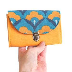 Porte monnaie femme Paola attache cartable simili cuir jaune moutarde et tissu bleu turquoise rétro image 6