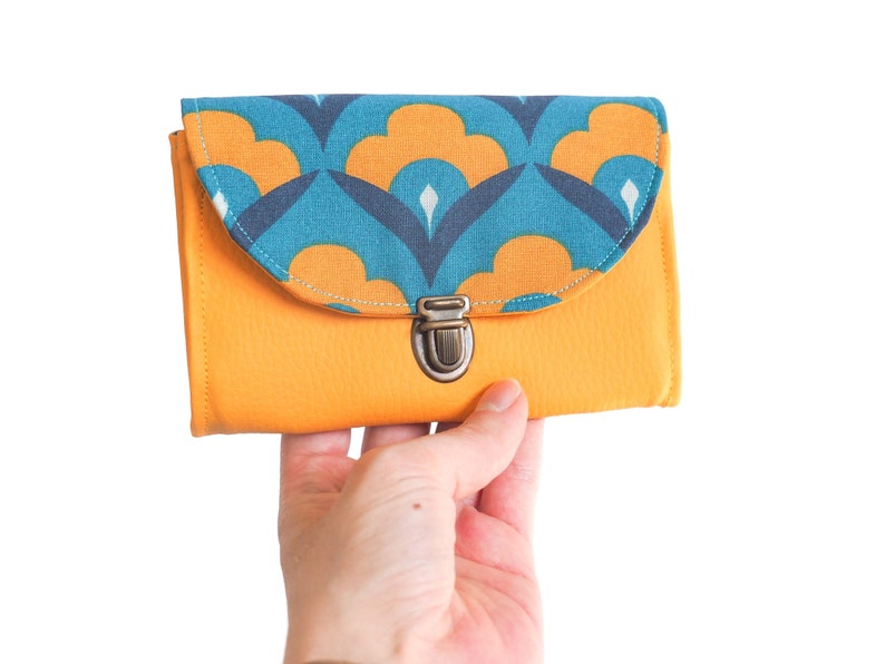 Porte monnaie femme Paola attache cartable simili cuir jaune moutarde et tissu bleu turquoise rétro image 6