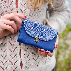 Porte monnaie femme Océan attache cartable simili cuir bleu électrique et tissu imprimé vagues