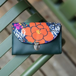 Porte monnaie femme attache cartable Camille simili cuir vert sapin et tissu imprimé fleurs multicolores