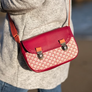 Sac à main bandoulière femme Sarah en simili cuir rouge bordeaux et tissu imprimé géométrique