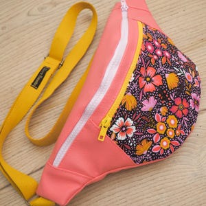 Sac banane femme l'Originale Simili cuir rose corail et Coton imprimé Frida fleurs rose moutarde