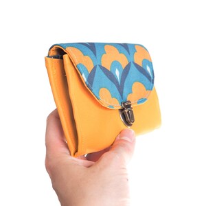 Porte monnaie femme Paola attache cartable simili cuir jaune moutarde et tissu bleu turquoise rétro image 5