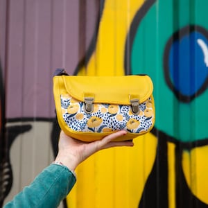 Sac à main bandoulière femme Odette en simili cuir jaune et tissu imprimé fleurs coquelicots jaunes
