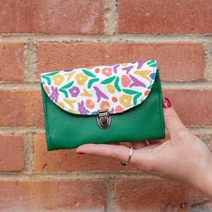 Monedero de mujer acoplado al bolso de flores en polipiel verde y tejido con estampado floral multicolor