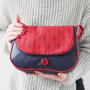 Sac bandoulière femme REVERSIBLE en simili cuir bleu marine et tissu imprimé rouge feuilles