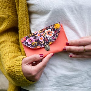 Porte monnaie femme Frida attache cartable simili cuir rose corail et tissu imprimé fleurs
