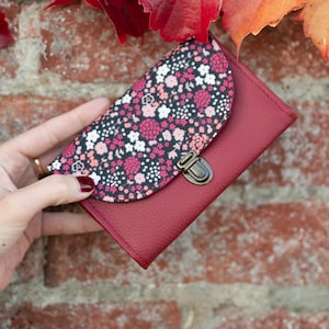 Porte monnaie femme attache cartable Julie simili cuir rouge bordeaux et tissu imprimé fleurs