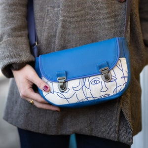 Sac à main bandoulière femme Picassa en simili cuir bleu électrique et tissu imprimé écru
