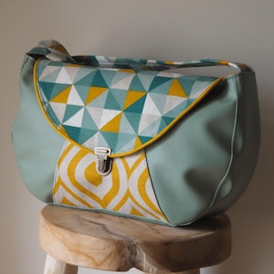 Sac besace femme bandoulière attache cartable simili cuir Sidonie vert et tissu imprimé moutarde et lin
