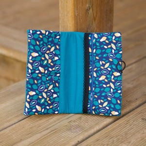Cartera de mujer en piel sintética azul turquesa con tejido estampado de hojas mostaza Pépites