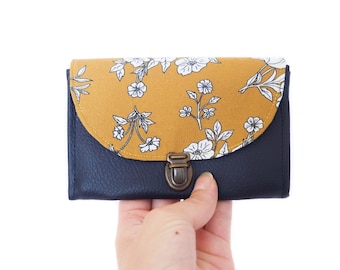 Porte monnaie femme attache cartable simili cuir bleu marine et tissu imprimé moutarde fleurs