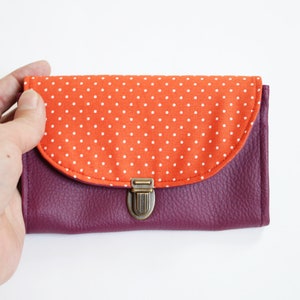 Porte monnaie femme attache cartable simili cuir  violet et tissu imprimé orange pois