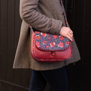 Sac bandoulière femme REVERSIBLE Poppy en simili cuir rouge bordeaux et tissu imprimé coquelicots et pois