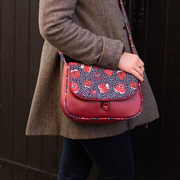 Sac bandoulière femme REVERSIBLE Poppy en simili cuir rouge bordeaux et tissu imprimé coquelicots et pois