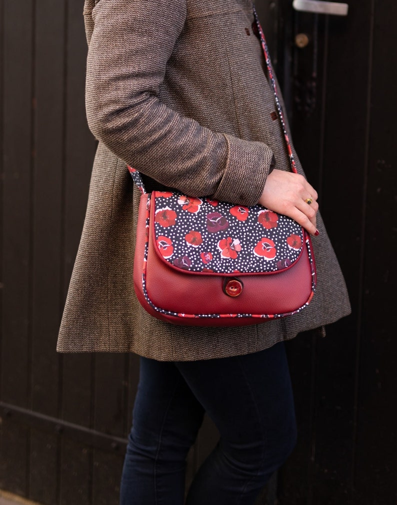 REVERSIBLE Poppy women's shoulder bag in burgundy red imitation leather and poppy and polka dot printed fabric image 1