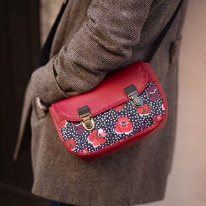 Sac à main bandoulière femme Poppy en simili cuir rouge bordeaux et tissu imprimé coquelicots et pois
