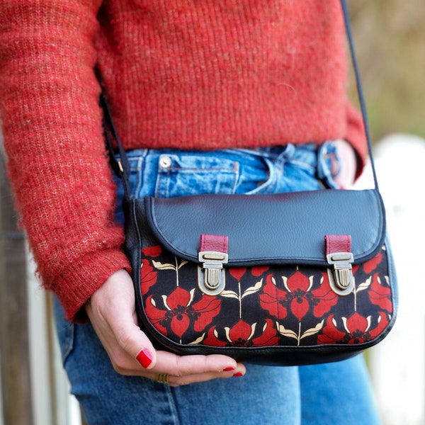 Sac à main bandoulière femme Aline en simili cuir noir et tissu imprimé rouge bordeaux fleurs