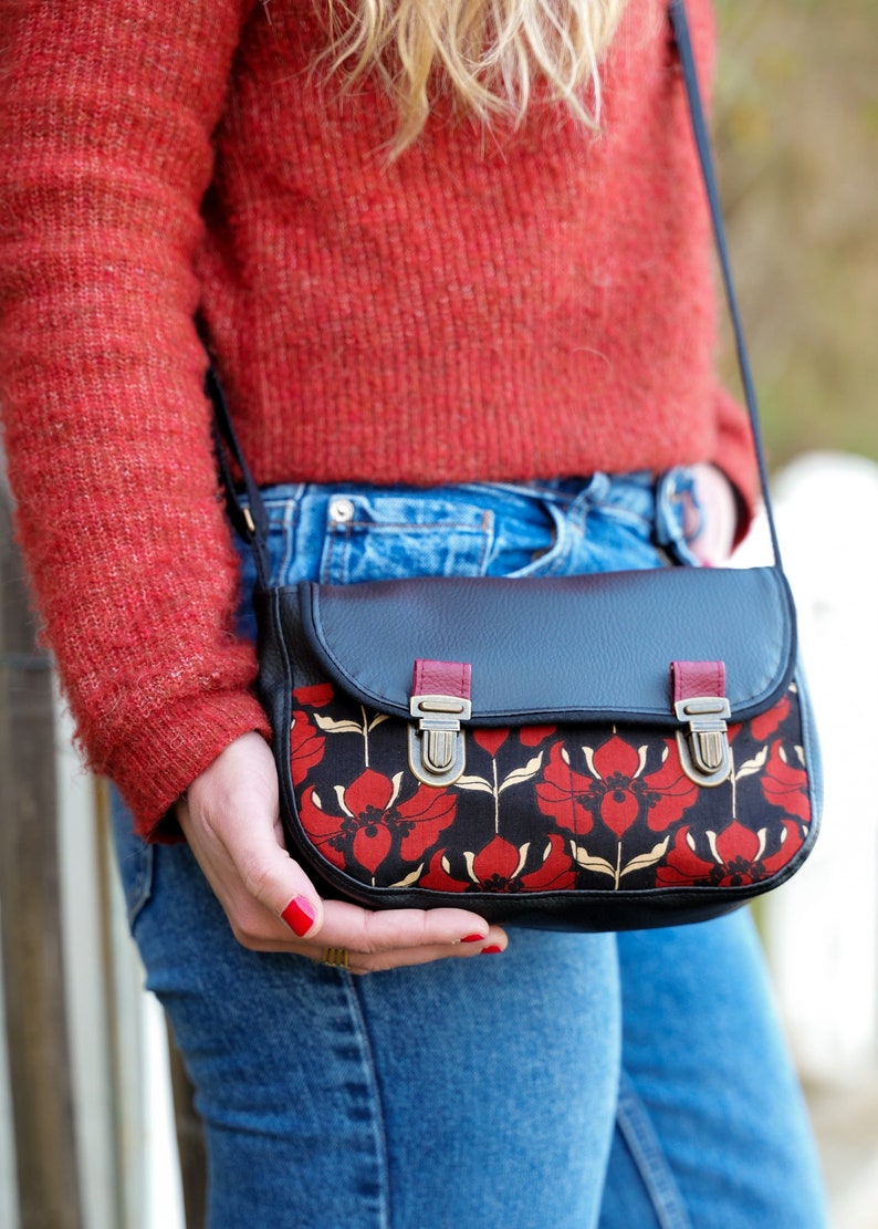 Sac à main bandoulière femme Aline en simili cuir noir et tissu imprimé rouge bordeaux fleurs image 1