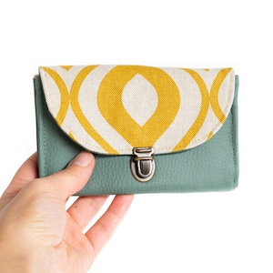 Porte monnaie femme attache cartable rétro Sidonie moutarde simili cuir vert et tissu imprimé lin et moutarde
