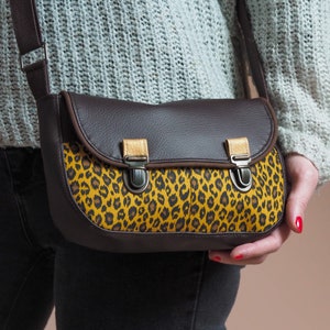 Sac à main bandoulière femme  en simili cuir marron ébène et tissu imprimé léopard