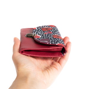 Porte monnaie femme attache cartable simili cuir Poppy rouge bordeaux et tissu imprimé coquelicots et pois image 4