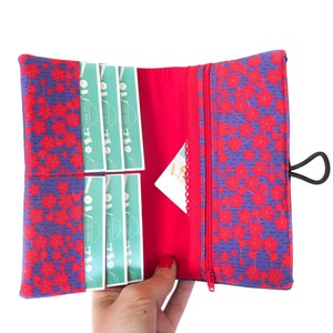 Portefeuille femme Yoko simili cuir bleu électrique tissu imprimé fleurs de cerisier rouge